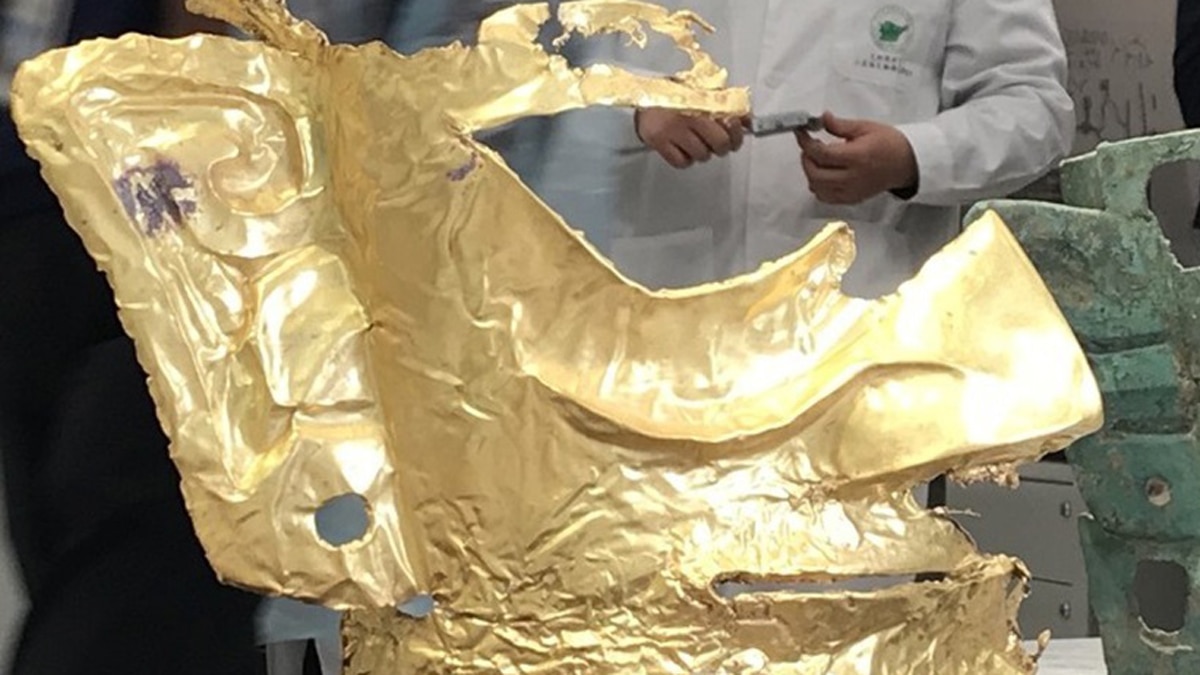 गोल्ड मास्क के अलावा कांस्य और हाथी दांत से बनी कलाकृतियां.