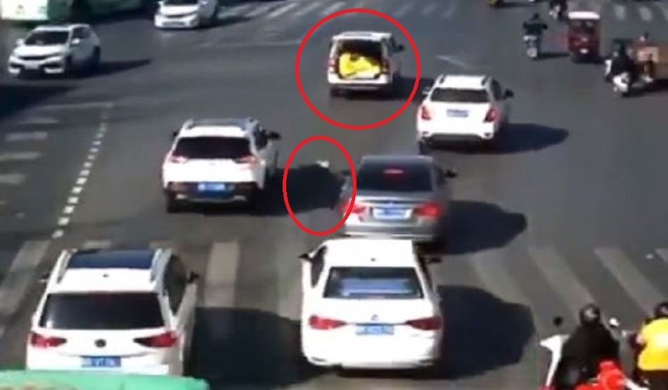 खुल गया गेट और बाहर गिर गया बच्चा