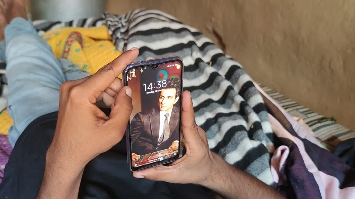 नंगे पैर ही चल दिया मुंबई की ओर, सोनू सूद ने की मदद.