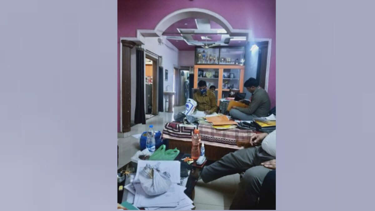 मिले दस्तावेजों से संपत्ति की कीमत पांच करोड़ आंकी गई है.