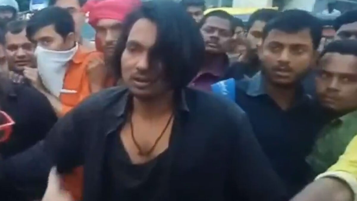 छात्रा ने मनचले की जमकर धुनाई की (फोटो- वायरल वीडियो ग्रैब)