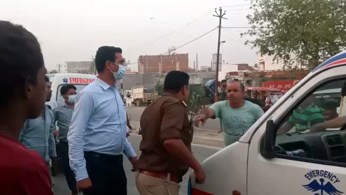 बरेली: एक्सीडेंट के बाद सड़क पर घायल दंपत्ति का बहता रहा खून और लोग बातें कर बनाते रहे वीड‍ियो 