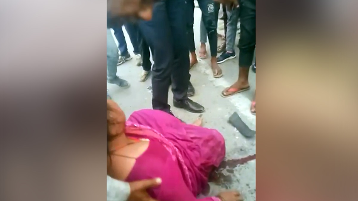 बरेली: एक्सीडेंट के बाद सड़क पर घायल दंपती का बहता रहा खून और लोग बातें कर बनाते रहे वीड‍ियो 