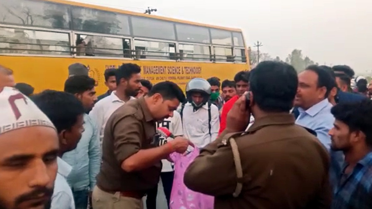 बरेली: एक्सीडेंट के बाद सड़क पर घायल दंपती का बहता रहा खून और लोग बातें कर बनाते रहे वीड‍ियो 