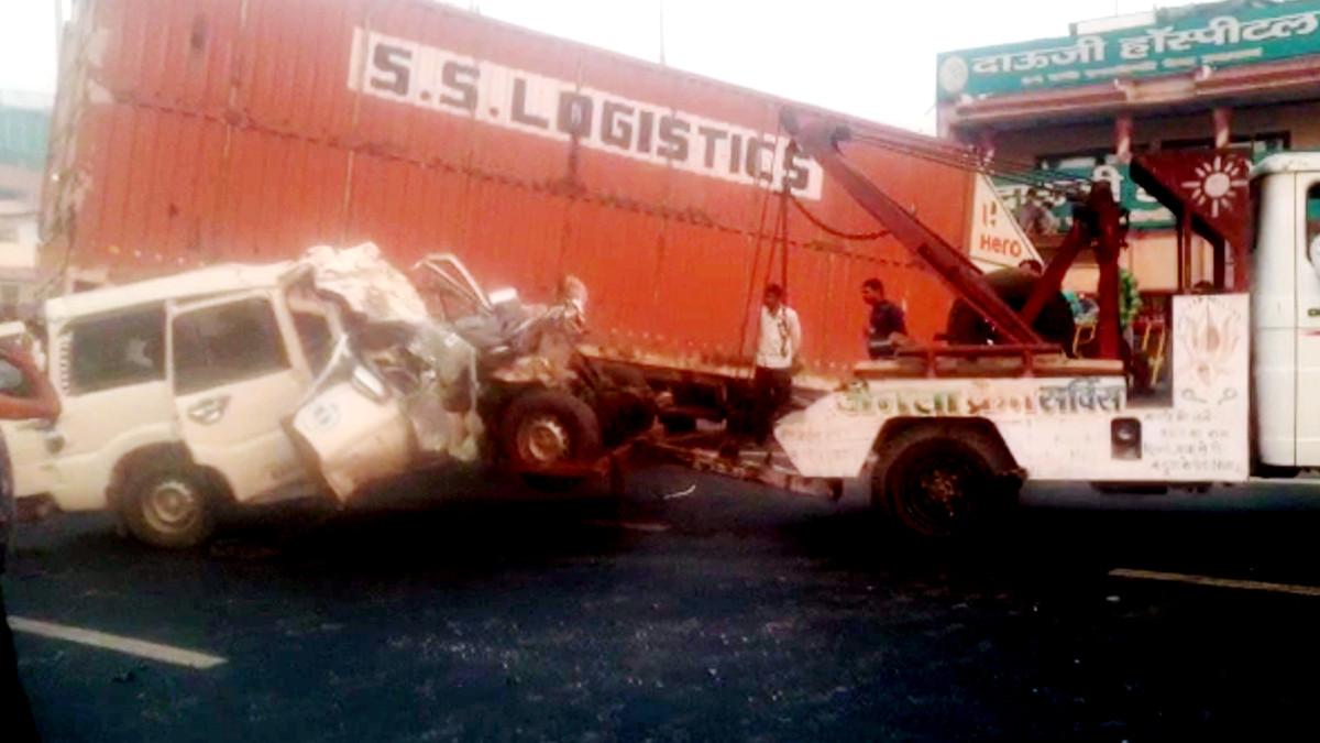 एक्सीडेंट में स्कॉर्पियो के उड़े परखच्चे.