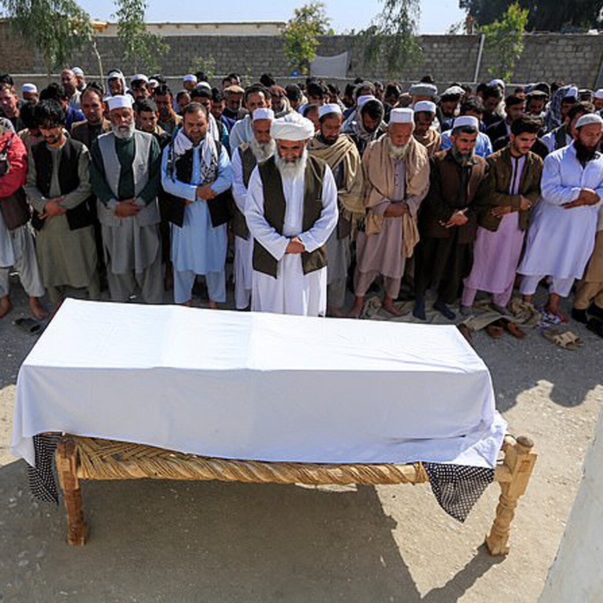 महिला कर्मचारियों की मौत के बाद शोकाकुल लोग