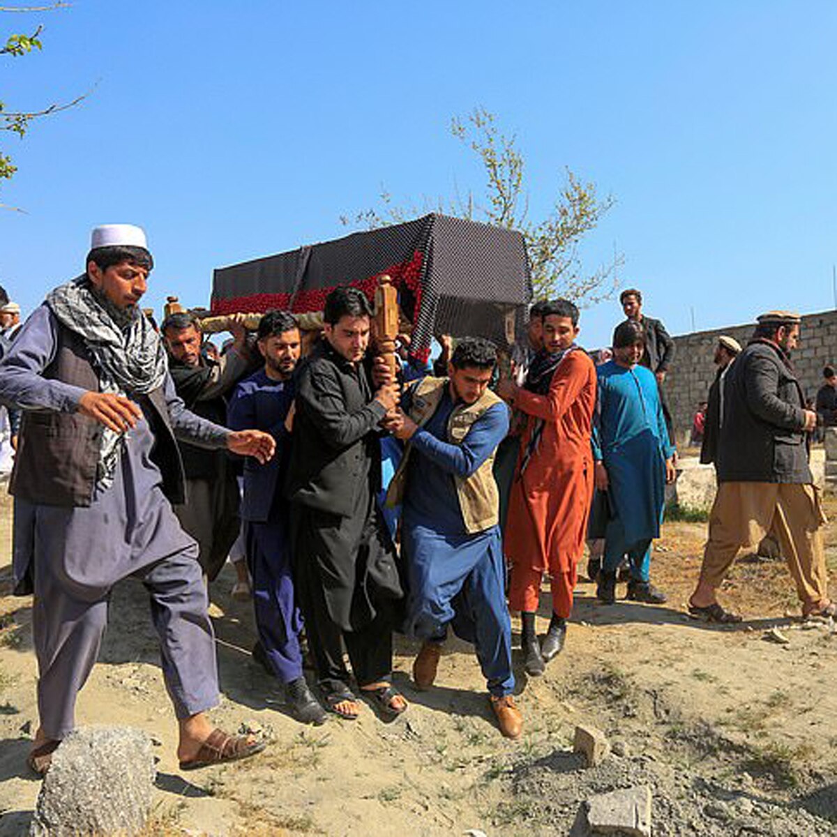 महिला कर्मचारियों की मौत के बाद शोकाकुल लोग