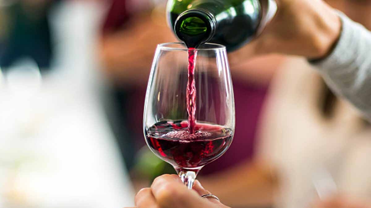 Alcohol lowers risk of cataracts