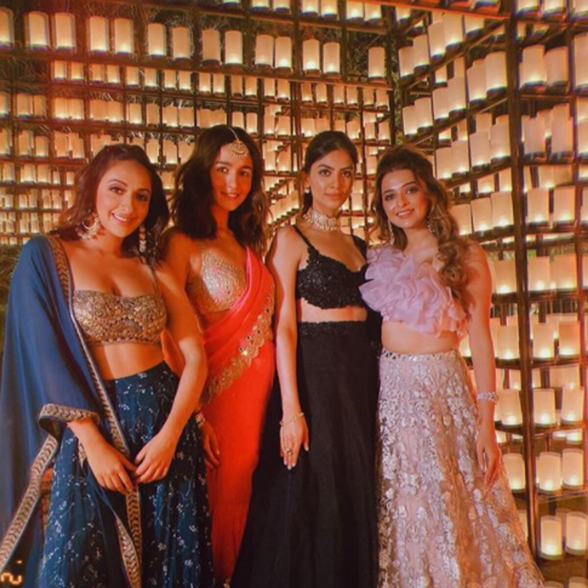 आल‍िया भट्ट दोस्तों के साथ 