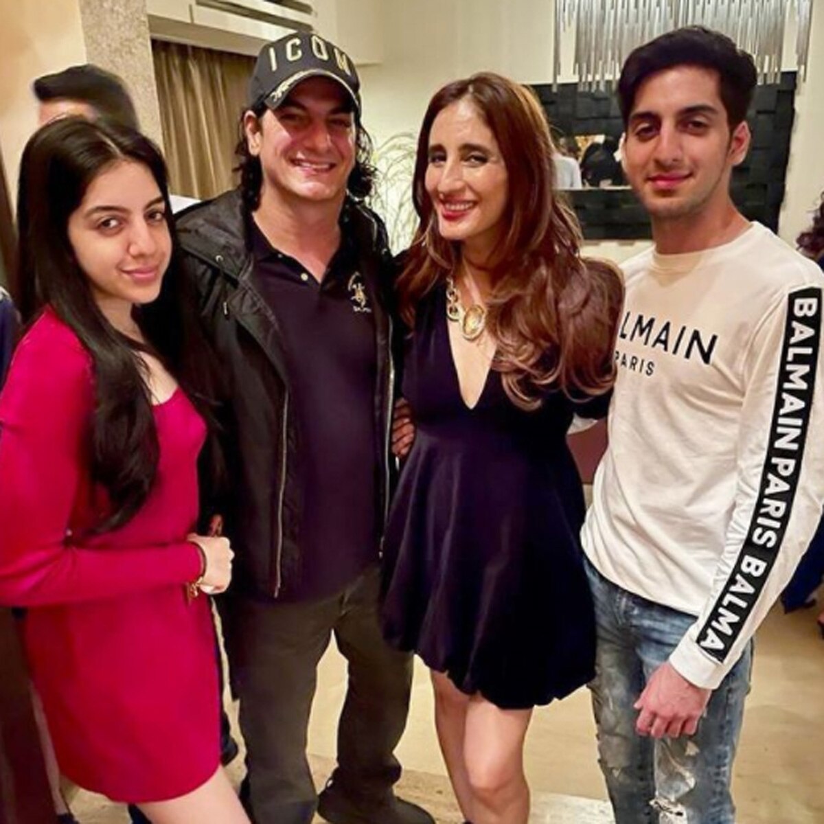 फराह-अकील अपने बच्चों के साथ 