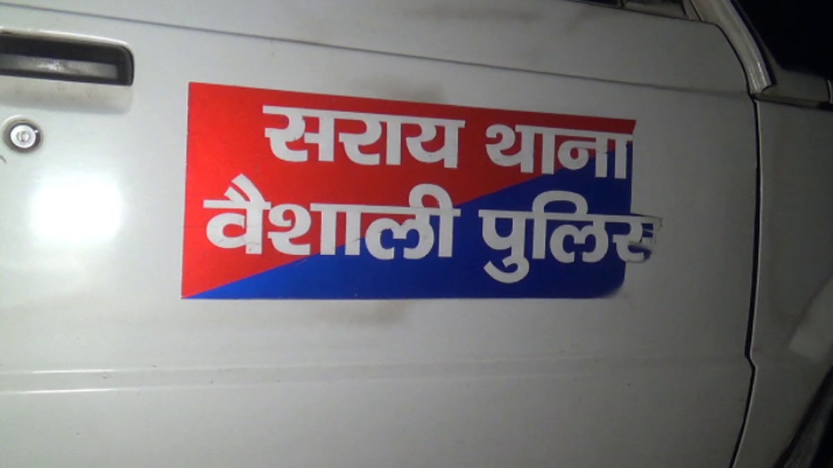 भोजपुरी गायक अजीत बिहारी हाथ जोड़कर माफी मांगते दिखे.