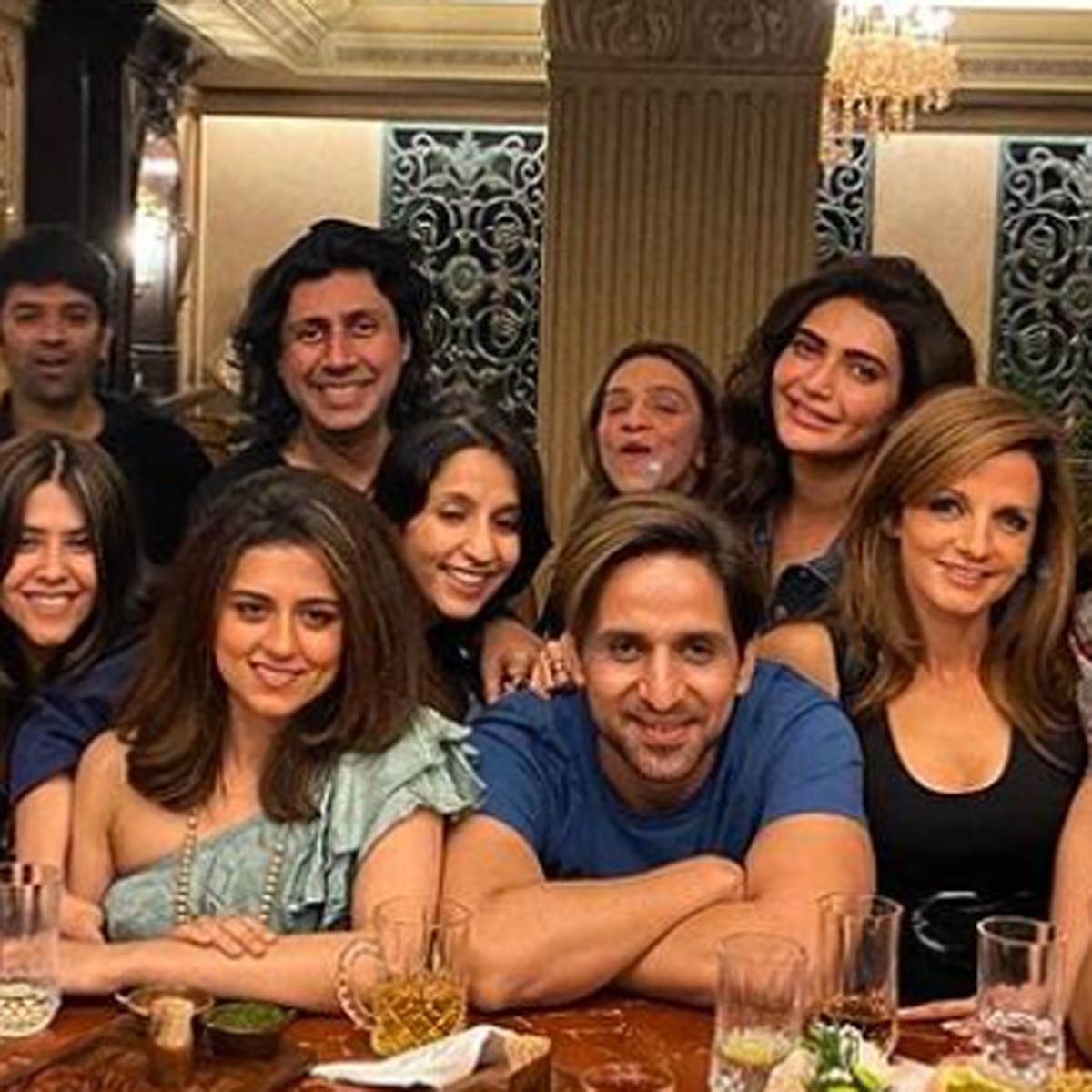 सुजैन खान-अर्सलान गोनी दोस्तों के साथ  