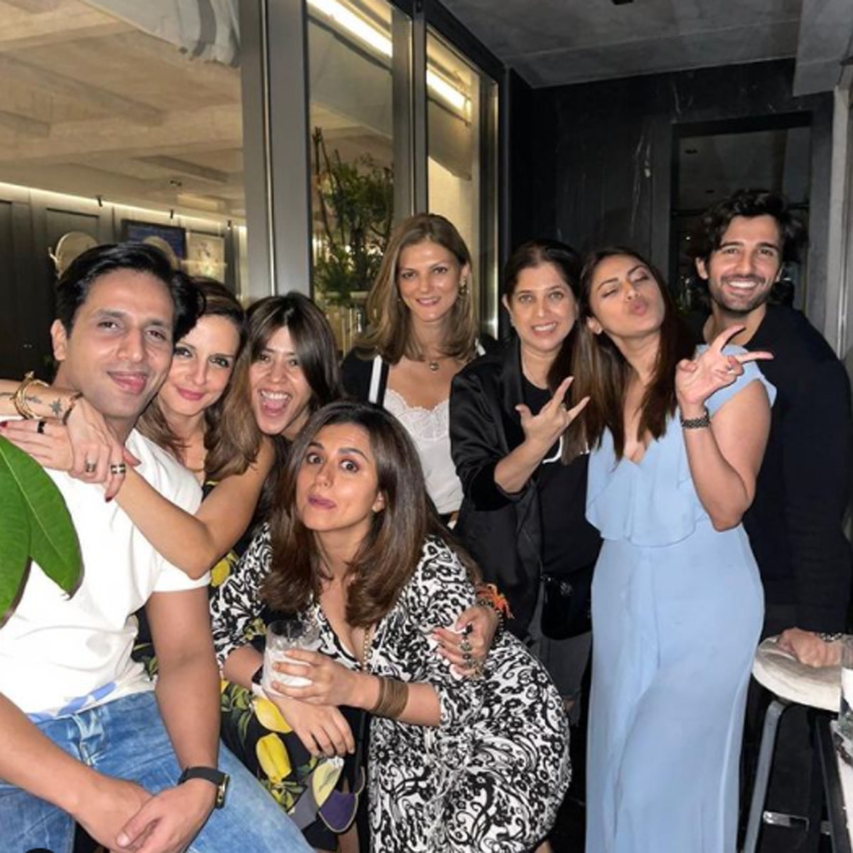 सुजैन खान-अर्सलान गोनी दोस्तों के साथ  