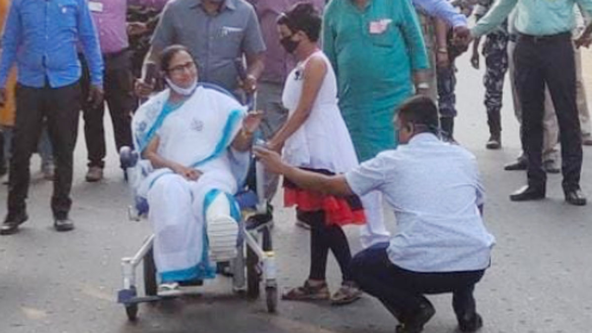 मुख्यमंत्री ने बच्ची को अपने पास बुलाया और स्नेह किया (फोटो- अनिल गिरी)