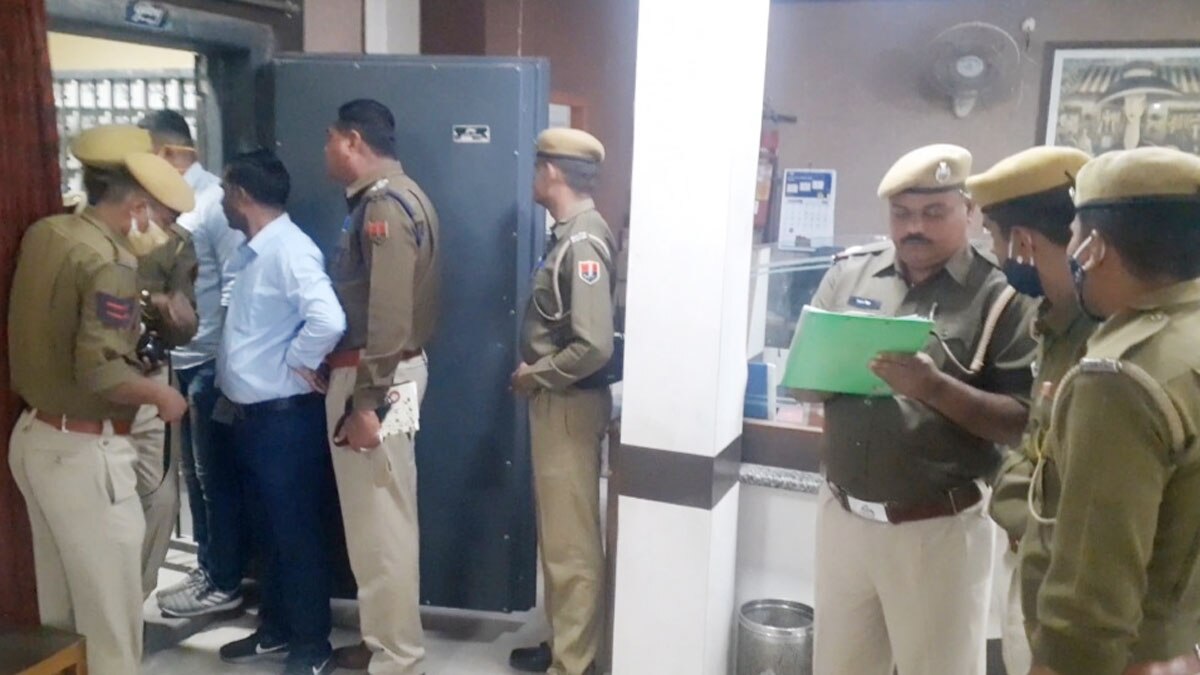 बैंक की छत तोड़कर अंदर घुसे चोर (फोटो- राहुल त्रिपाठी)