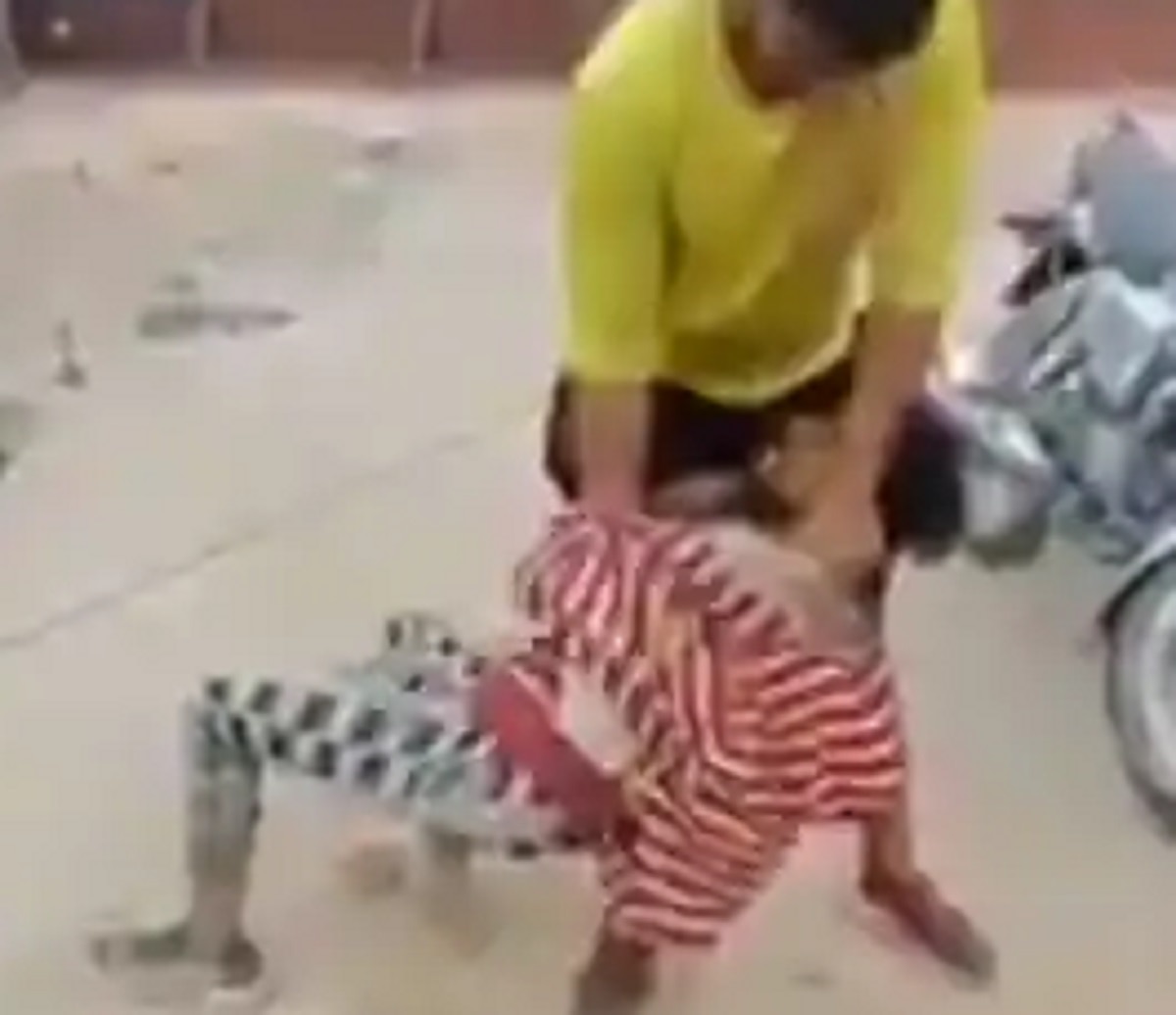 युवक की पिटाई का वीडियो वायरल