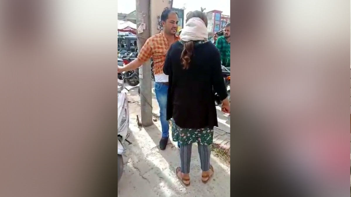 पति को दूसरी औरत के साथ देखकर पत्नी ने बीच सड़क पर की पति को धुना 