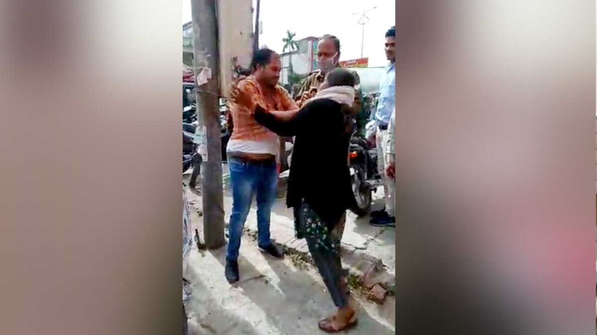 पति को दूसरी औरत के साथ देखकर पत्नी ने बीच सड़क पर की पति को धुना 