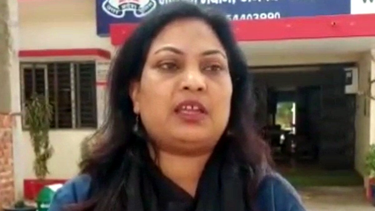 पति को दूसरी औरत के साथ देखकर पत्नी ने बीच सड़क पर की पति को धुना 