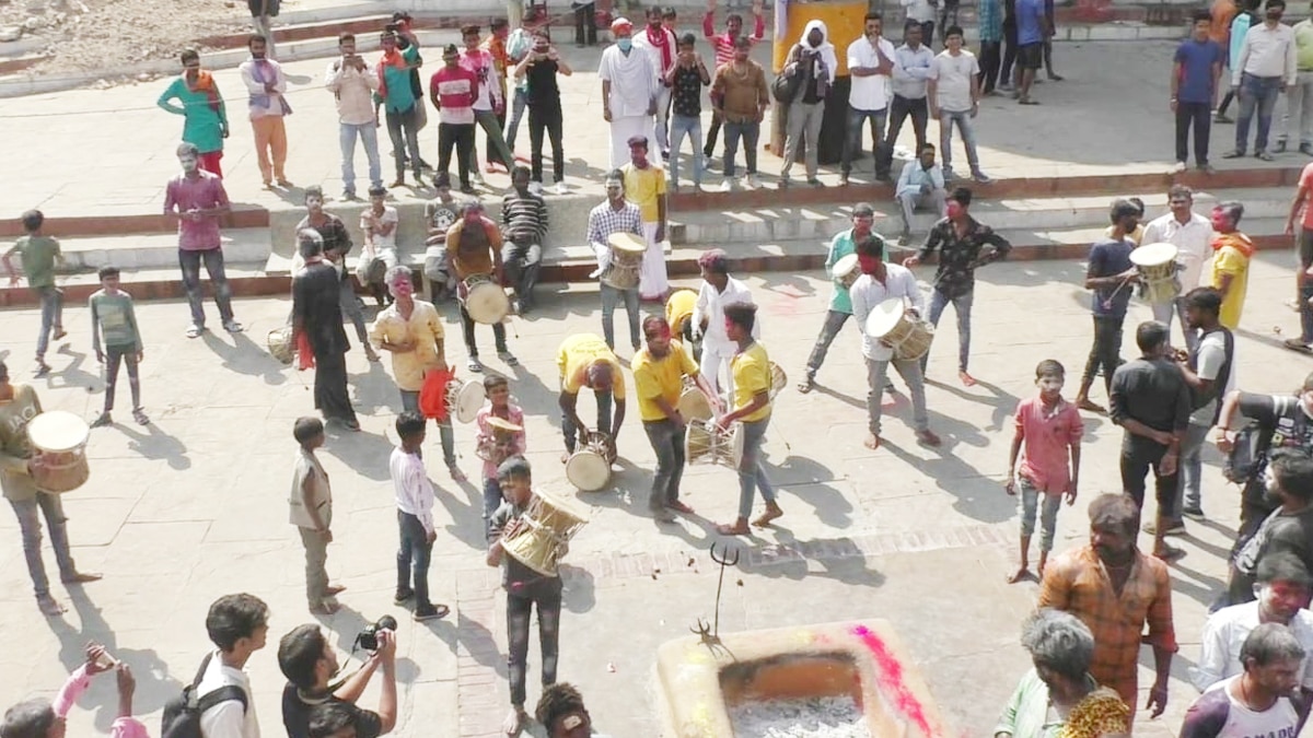 काशी की चिताभष्म होली11