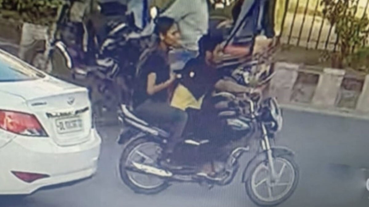 बाइक पर फोन छीनने वाले आरोपियों को पुलिस ने पकड़ा (फोटो- अरविंद ओझा)