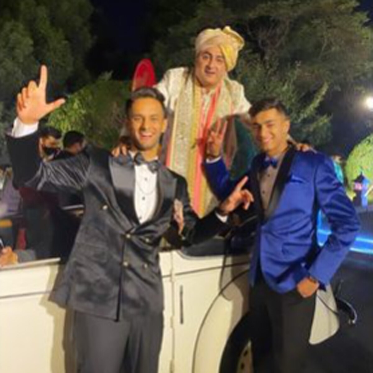 बिनॉय गांधी दोस्तों के साथ  