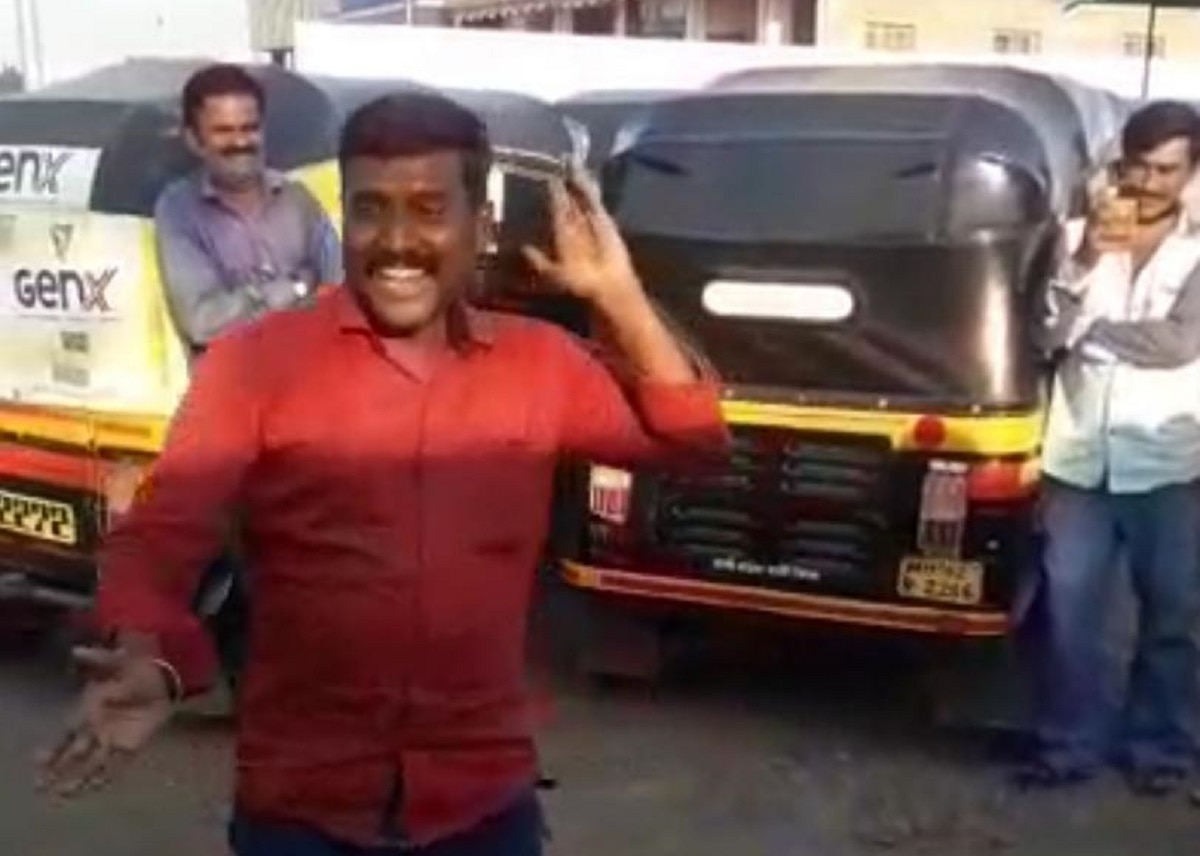 ऑटो ड्राइवर ने किया जबरदस्त लावणी डांस
