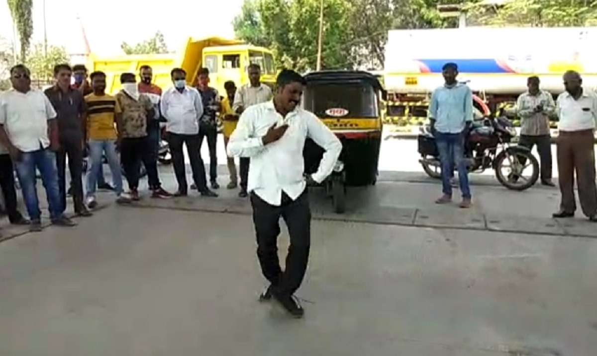 ऑटो ड्राइवर ने किया जबरदस्त लावणी डांस