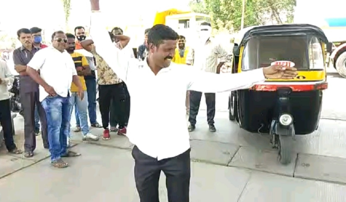 ऑटो ड्राइवर ने किया जबरदस्त लावणी डांस