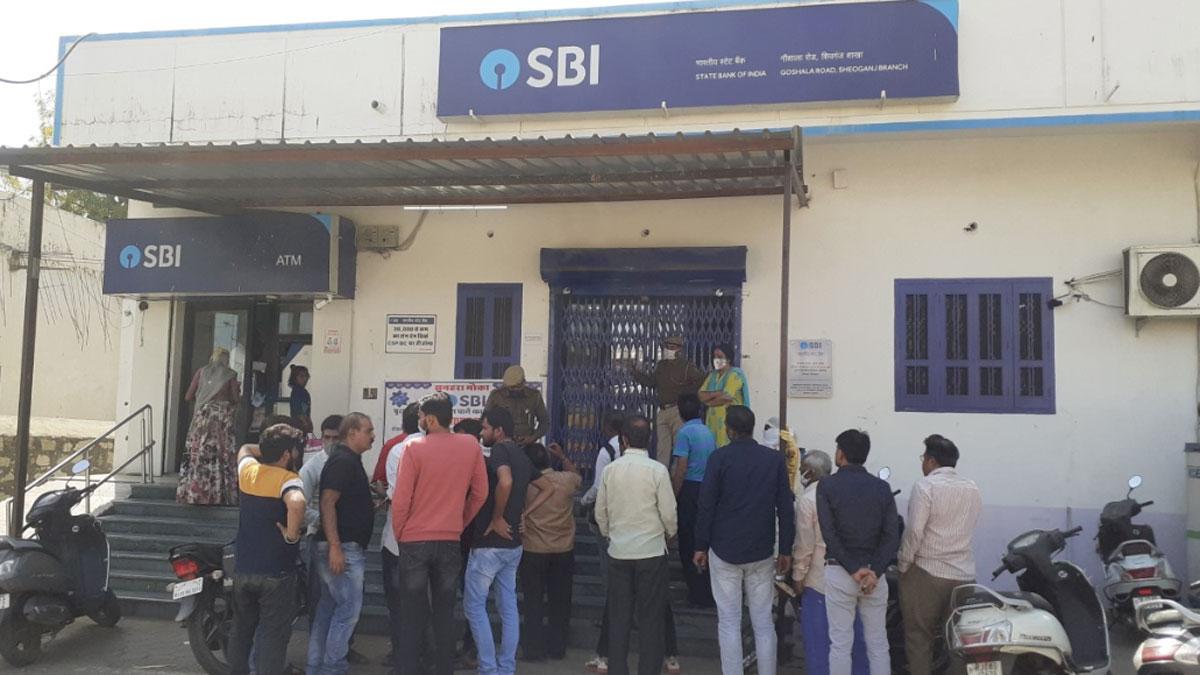 बैंक की छत तोड़कर अंदर घुसे चोर (फोटो- राहुल त्रिपाठी)