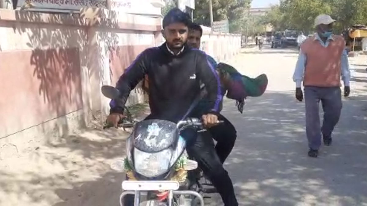 बच्ची के शव को मोटरसाइकिल पर ले जाना पड़ा (फोटो- सुधीर शर्मा)