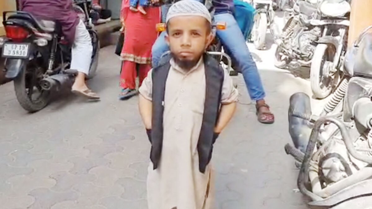 2 फुट 6 इंच हाइट वाले अजीम मंसूरी (फोटो- शरद मलिक)