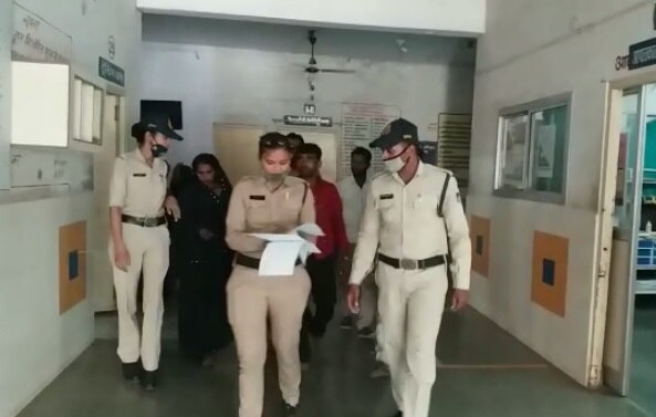 आरोपियों को ले जाते हुए पुलिस.