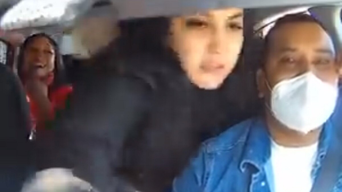 ड्राइवर ने मास्क पहनने कहा भड़की लड़कियां