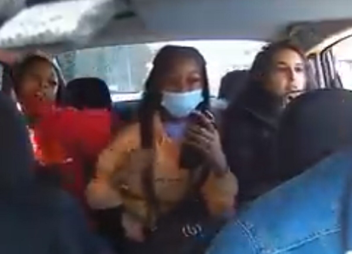 ड्राइवर ने मास्क पहनने कहा भड़की लड़कियां