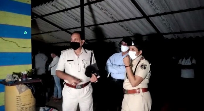 मृतक का घर गांव से बाहर 2 किलोमीटर दूरी पर स्थित है.