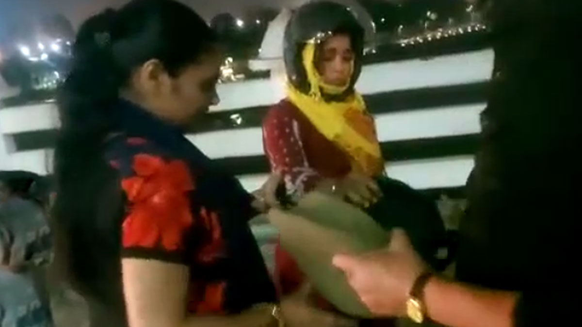 चालान काटने पर लड़की ने बीच सड़क किया हंगामा (फोटो- वायरल वीडियो)