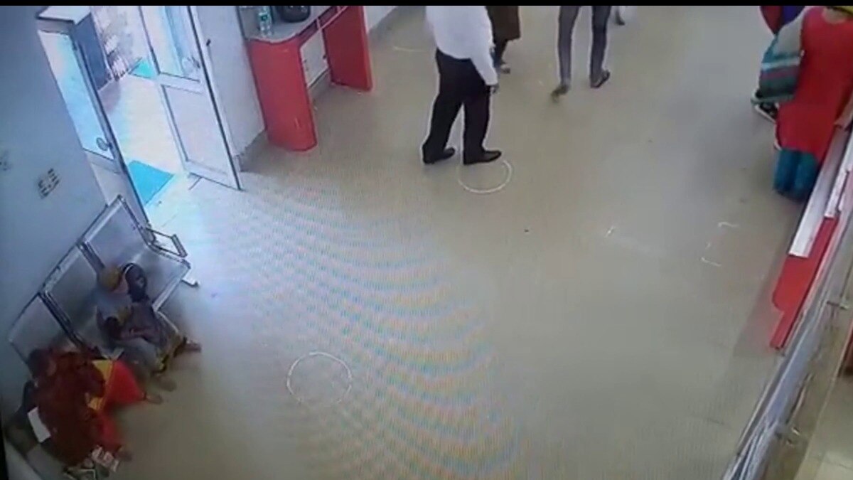 सीसीटीवी फुटेज के आधार पर चोरों की पहचान कर तलाश शुरू.