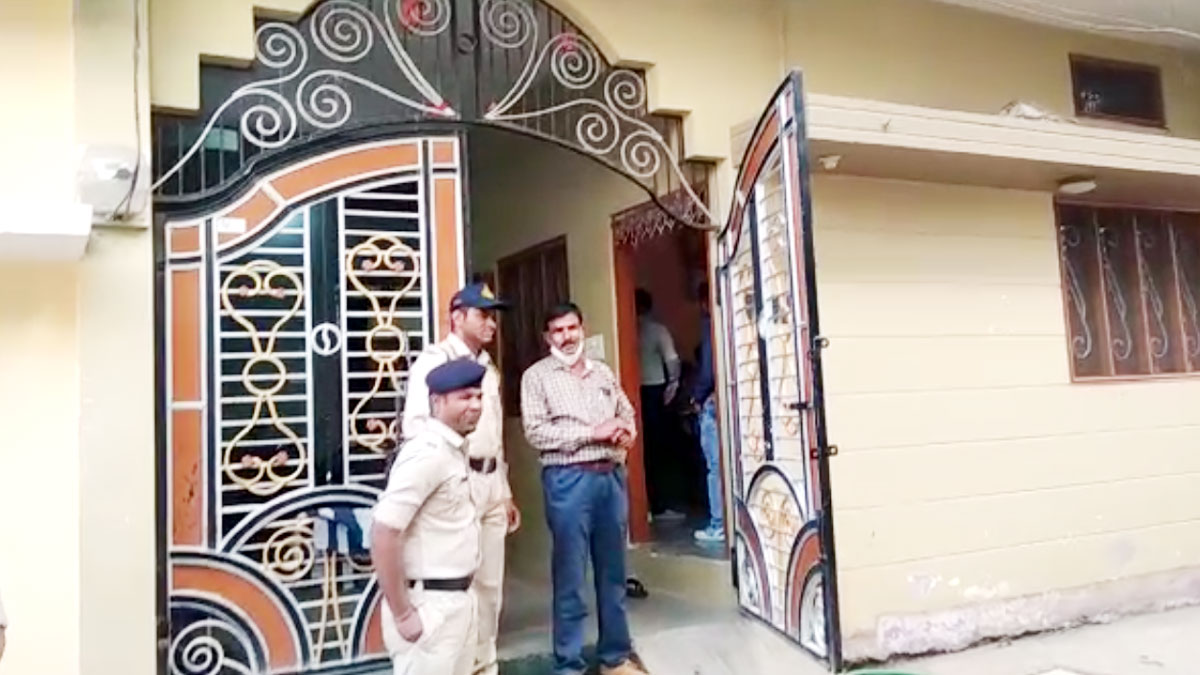 सहकारी संस्था प्रबंधक के यहां छापेमारी  (फोटो- प्रमोद कारपेंटर)