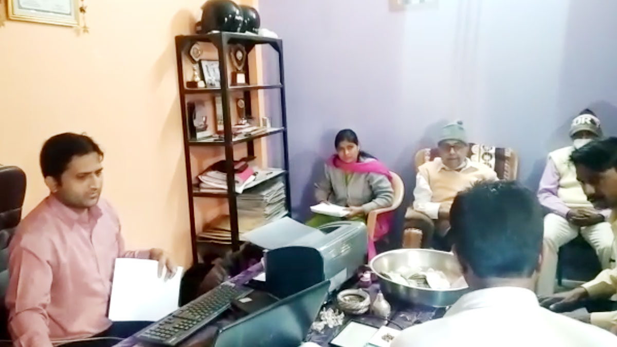 सहकारी संस्था प्रबंधक के यहां छापेमारी  (फोटो- प्रमोद कारपेंटर)