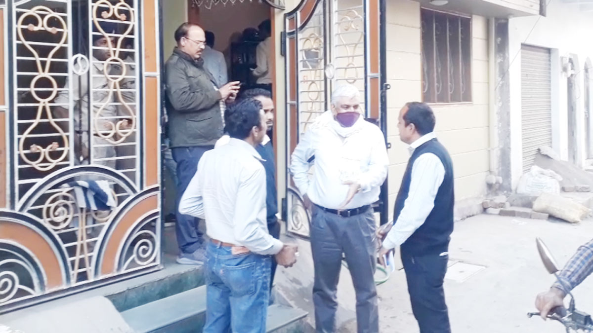 सहकारी संस्था प्रबंधक के यहां छापेमारी  (फोटो- प्रमोद कारपेंटर)