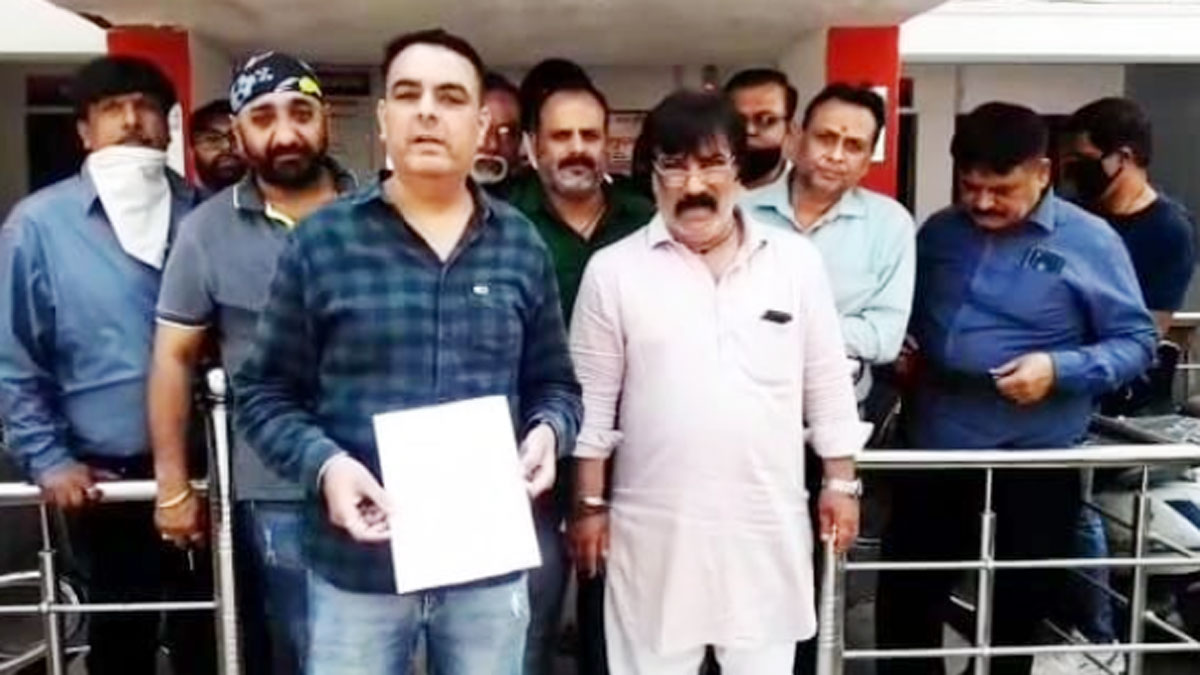  युवती के अंडरगारमेंट्स चोरी सीसीटीवी में कैद हुए चोर (फोटो- सीसीटीवी फुटेज)