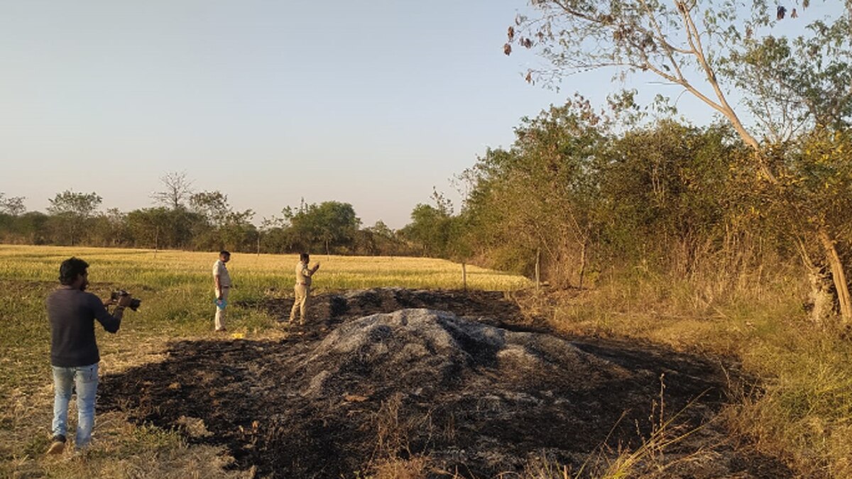 पड़ोसी ने देखा कि घर में दोनों पिता-पुत्र फांसी के फंदे पर लटके हुए थे. 