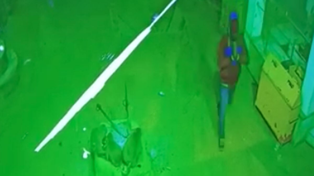 चोर दानपात्र लेकर भागा (फोटो- मयंक गौड़)