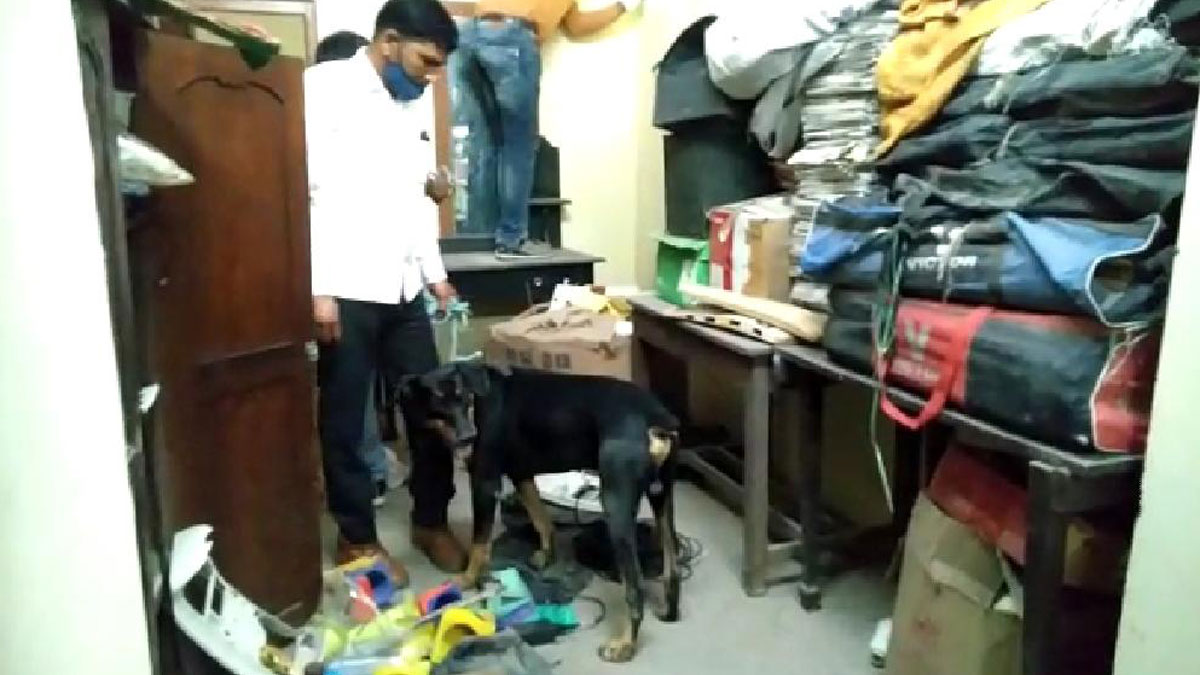 जय विलास पैलेस में चोरों ने की सेंधमारी (फोटो-रवीश पाल सिंह)