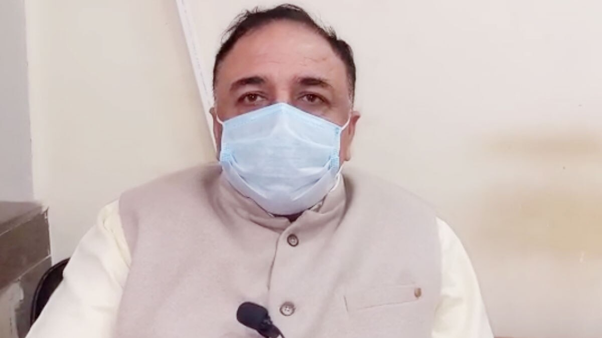 बच्ची के शव को मोटरसाइकिल पर ले जाना पड़ा (फोटो- सुधीर शर्मा)