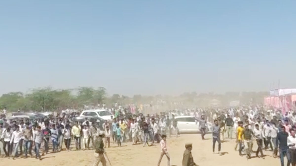 स्कूल भवन का उद्घाटन करने पहुंचे महेंद्र सिंह धोनी (फोटो-नरेश सरनाऊ)