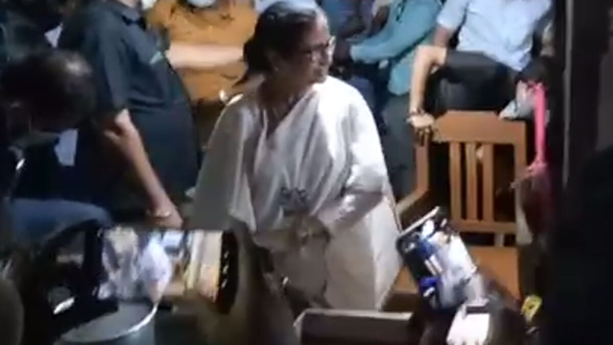 चाय बनातीं मुख्यमंत्री ममता बनर्जी