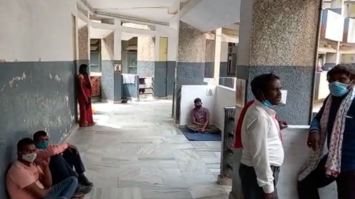 रात में मह‍िला ने सांप मारने के ल‍िए युवक को बुलाया, पत‍ि और बेटों ने म‍िलकर काट द‍िया प्राइवेट पार्ट 