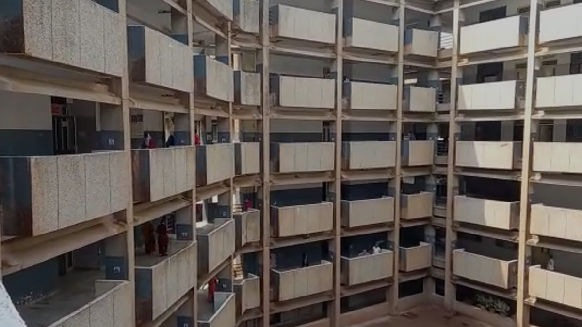 रात में मह‍िला ने सांप मारने के ल‍िए युवक को बुलाया, पत‍ि और बेटों ने म‍िलकर काट द‍िया प्राइवेट पार्ट 